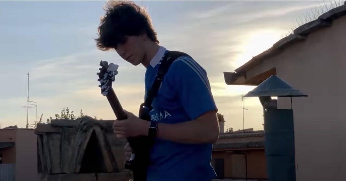 Jacopo Mastrangelo il ragazzo che suona sui tetti di Piazza Navona