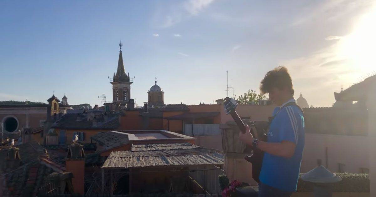 Jacopo Mastrangelo suona Notte Prima degli Esami sui tetti