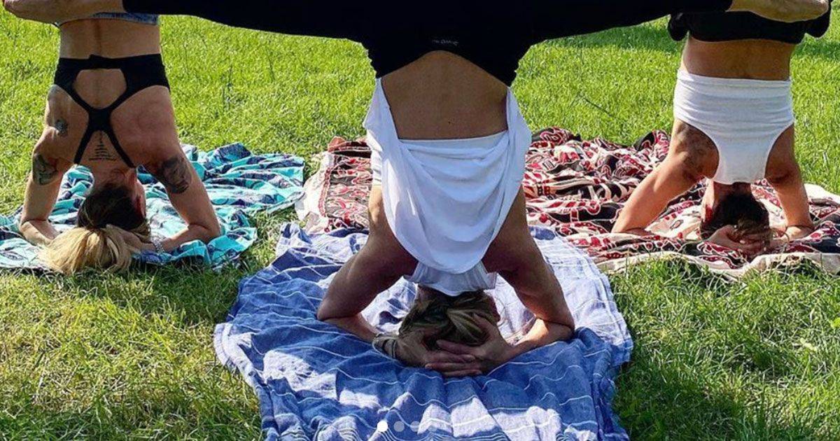 Melissa Satta e Maddalena Corvaglia: yoga domenicale al parco 