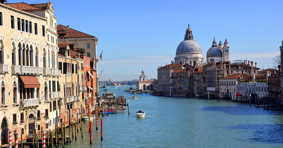 Turisti si tuffano nel Canal Grande a Venezia e vengono multati