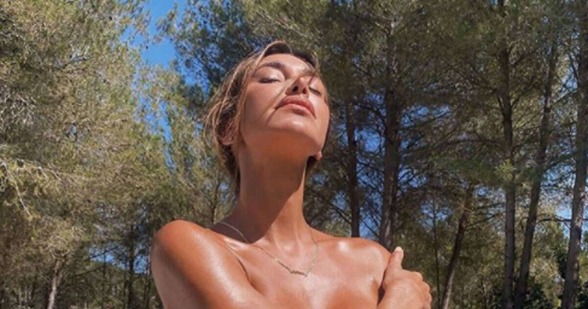 Belen a Ibiza la foto in topless fa impazzire Instagram