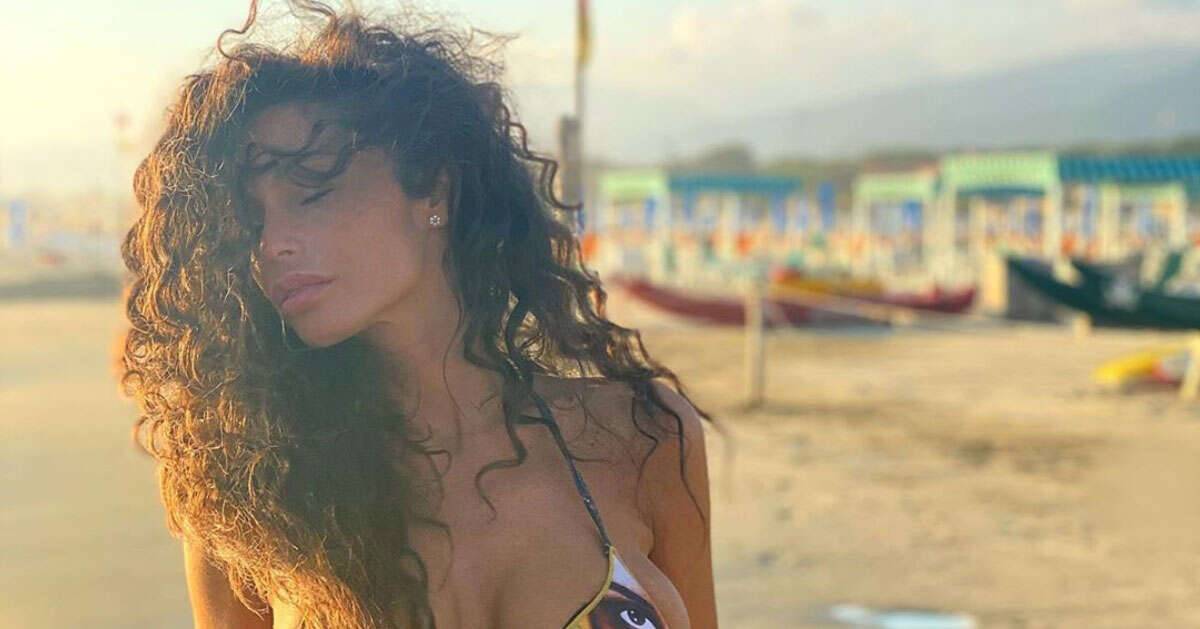 Raffaella Fico su Instagram bikini microscopico e curve da urlo