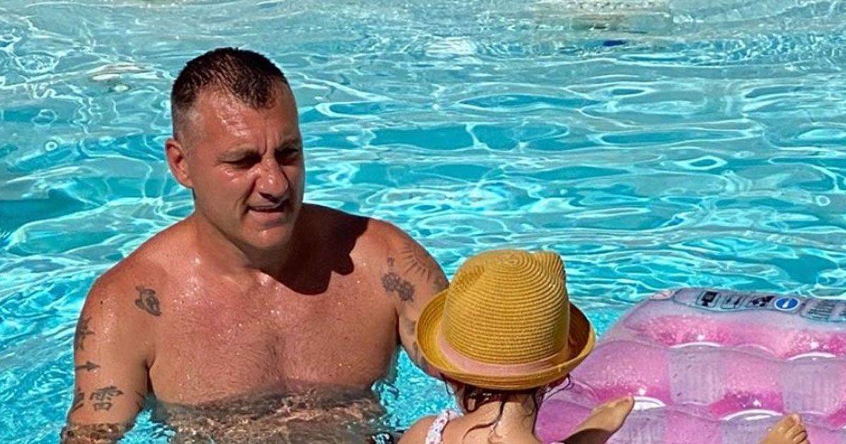  Bobo Vieri in piscina con la figlia Stella la foto su Instagram