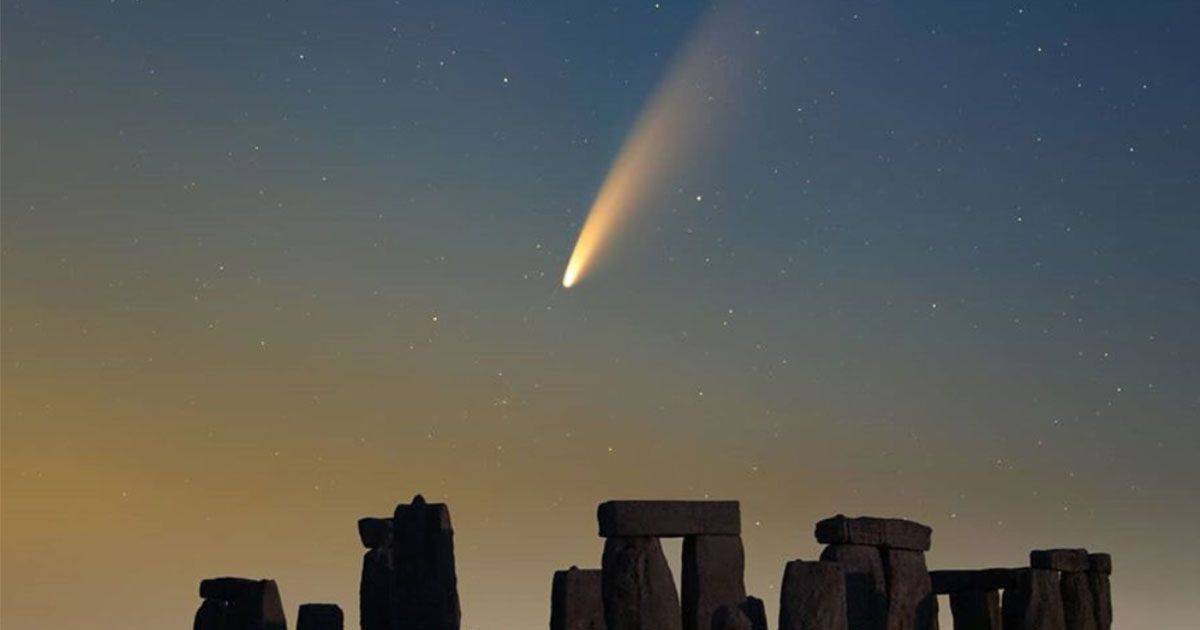La cometa Neowise fotografata su Stonehenge