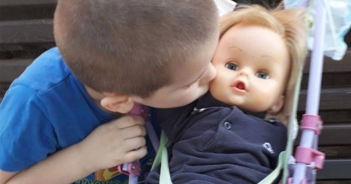 Bambino rimproverato perch gioca con la bambola la sua risposta  da Oscar