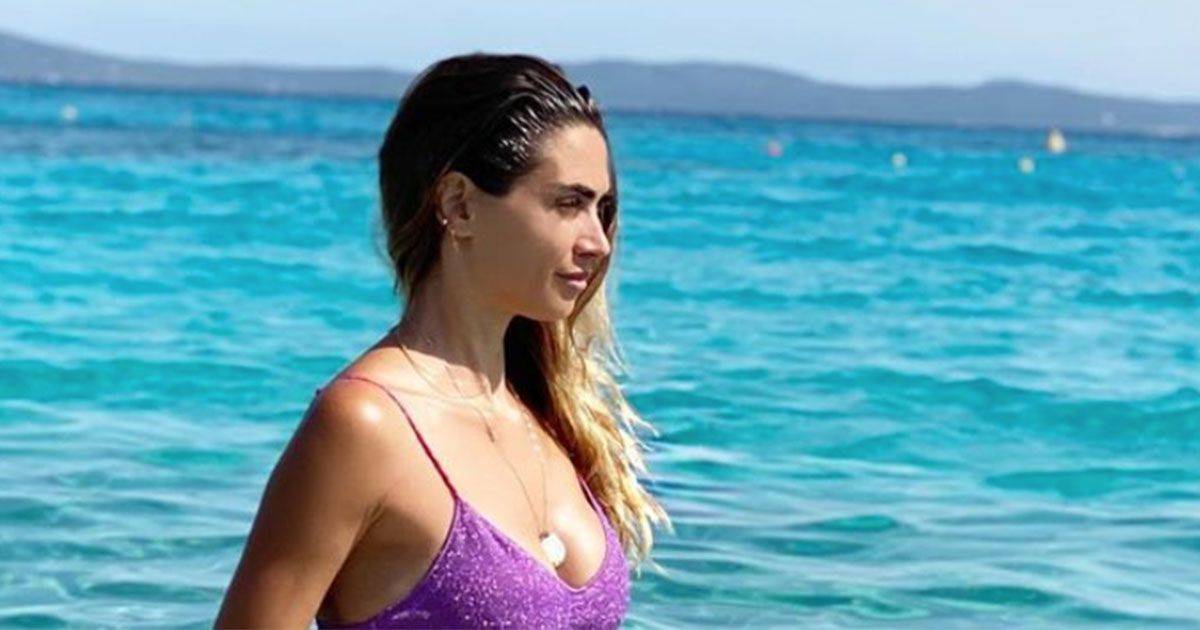 Melissa Satta splendida in bikini nel mare della sua Sardegna