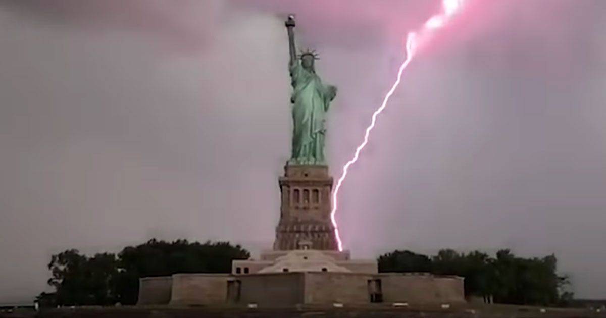 Un fulmine ha colpito la Statua della Libert il video