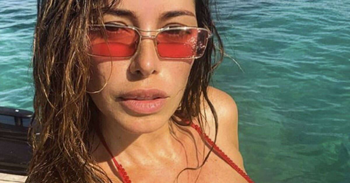  Aida Yespica in Sardegna il bikini rosso scatena in fan
