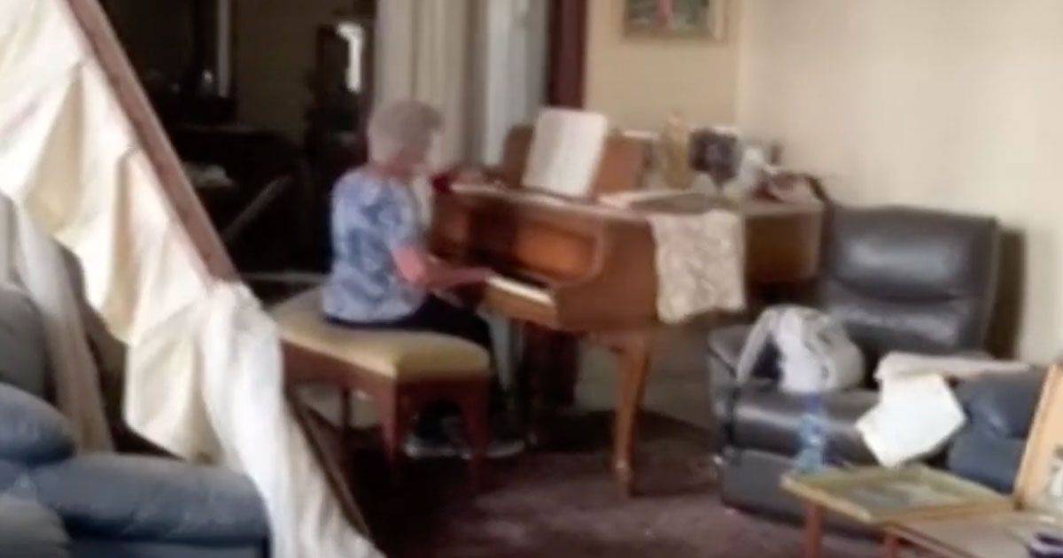 Beirut una donna che suona il pianoforte nella sua casa distrutta