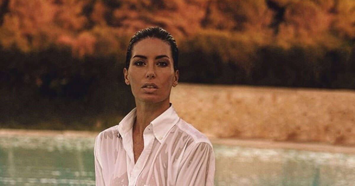 Elisabetta Gregoraci su Instagram camicia bagnata e occhi da pantera