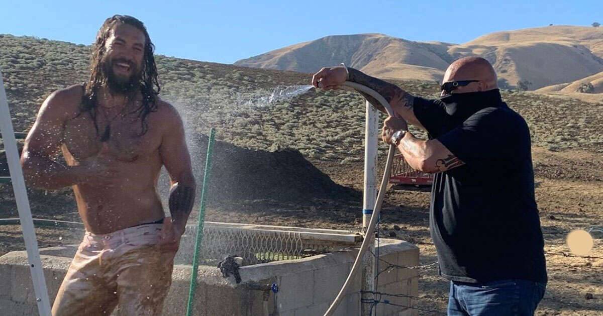 Jason Momoa coperto di fango sul set del film Dune le foto