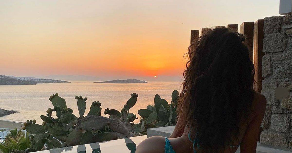 Raffaella Fico a Mykonos il suo lato b conquista Instagram 