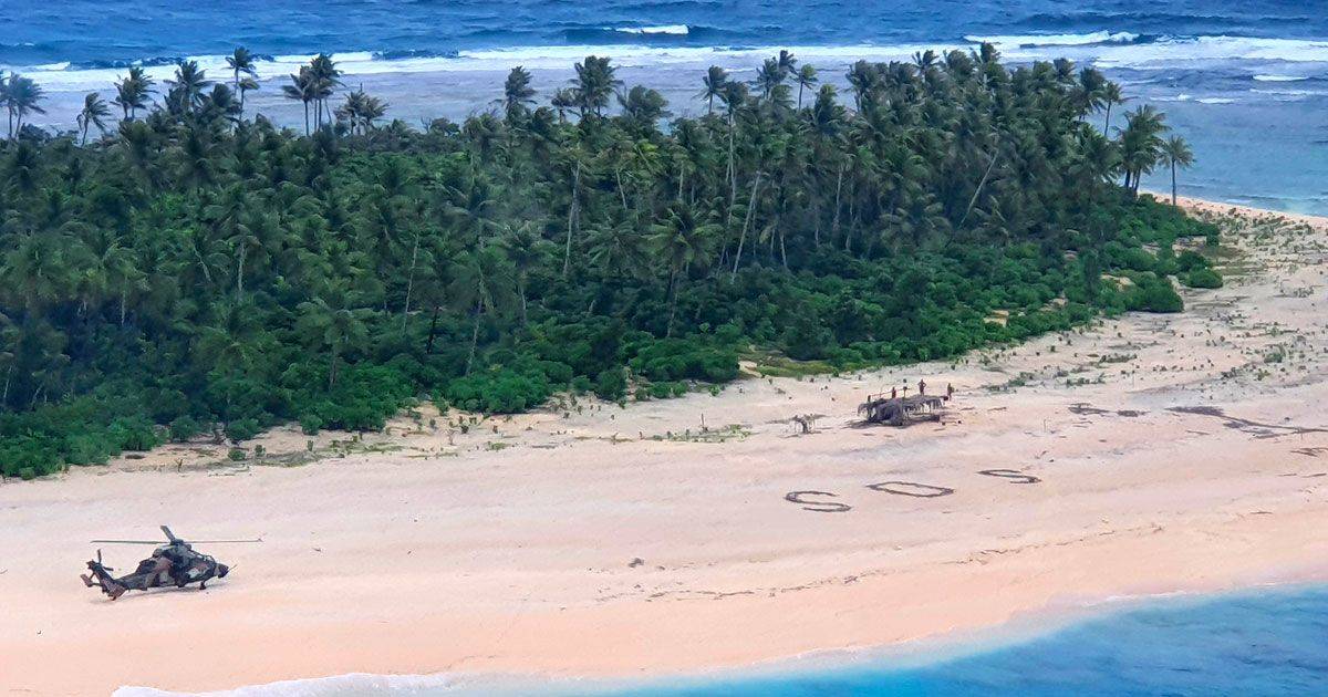 Un gruppo di naufraghi si salva scrivendo SOS sulla spiaggia