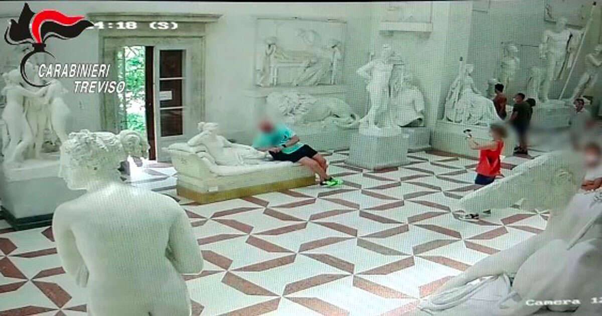 Il video del turista che ha danneggiato la statua di Canova