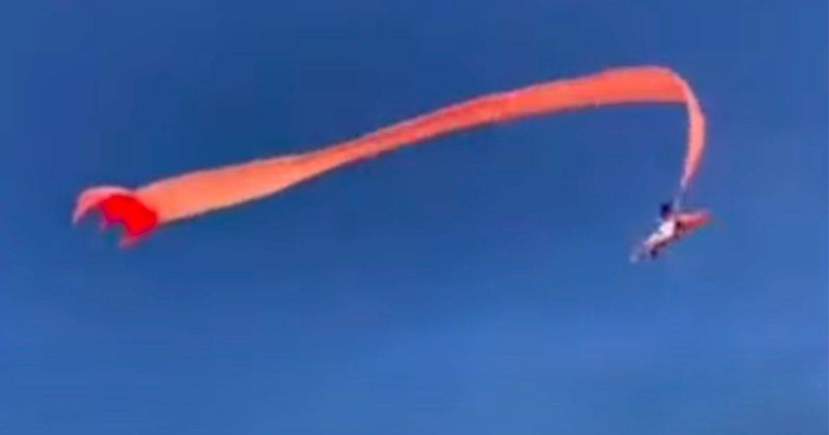 Bambina resta appesa ad un aquilone gigante che vola via paura nei cieli di Taiwan