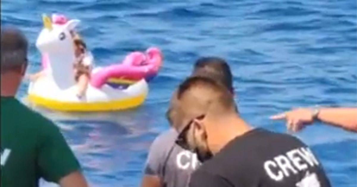 Un traghetto salva una bambina alla deriva sul canotto a forma di unicorno