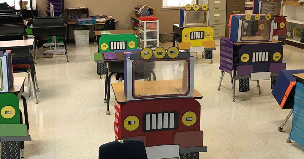 Distanziamento nelle scuole una maestra ha trasformato i banchi in macchinine colorate