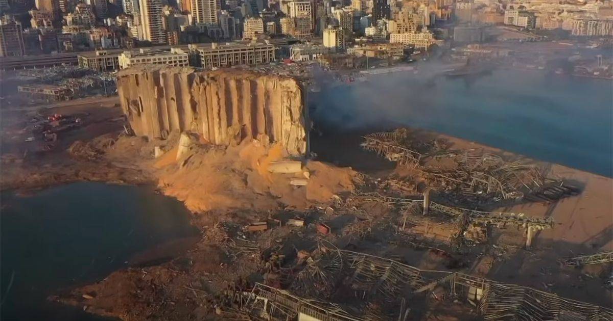 Beirut il drone sorvola il porto dopo lesplosione e mostra un cratere di macerie