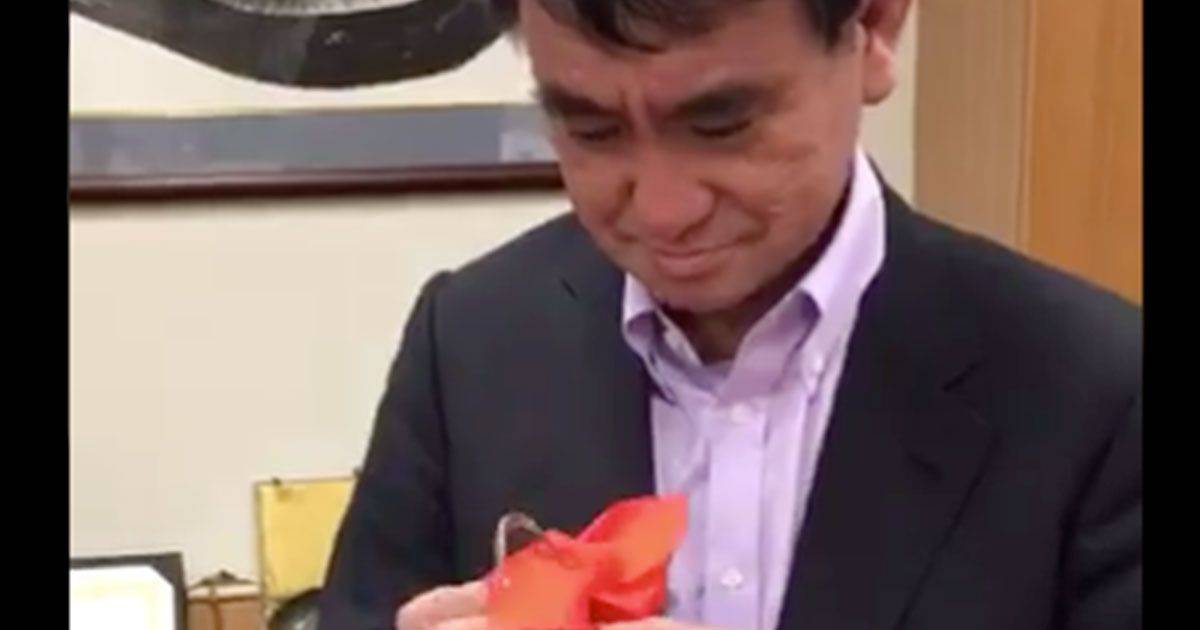 Il ministro giapponese pulisce i suoi occhiali con uno speciale panno che si trasforma in origami