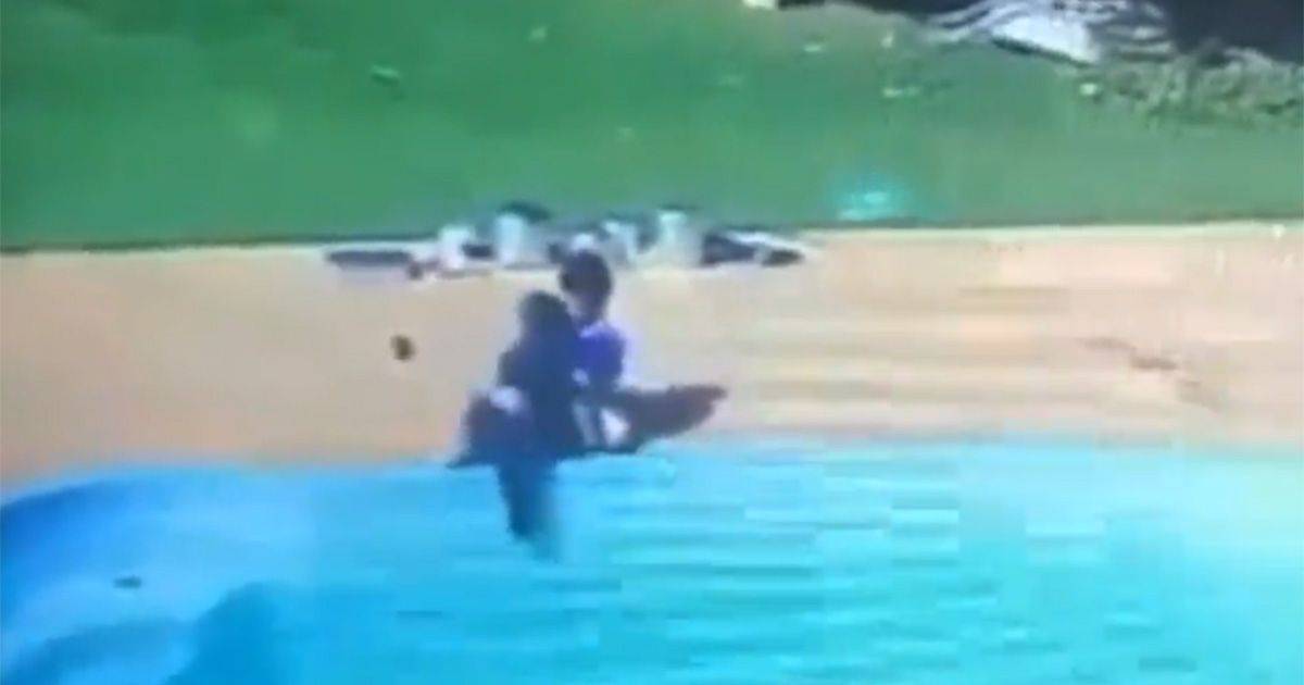 Bambino rischia di annegare in piscina lo salva un amico di tre anni