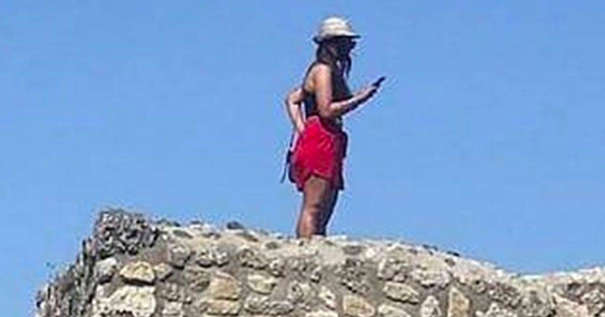 Scavi di Pompei la turista rischia un anno di carcere 