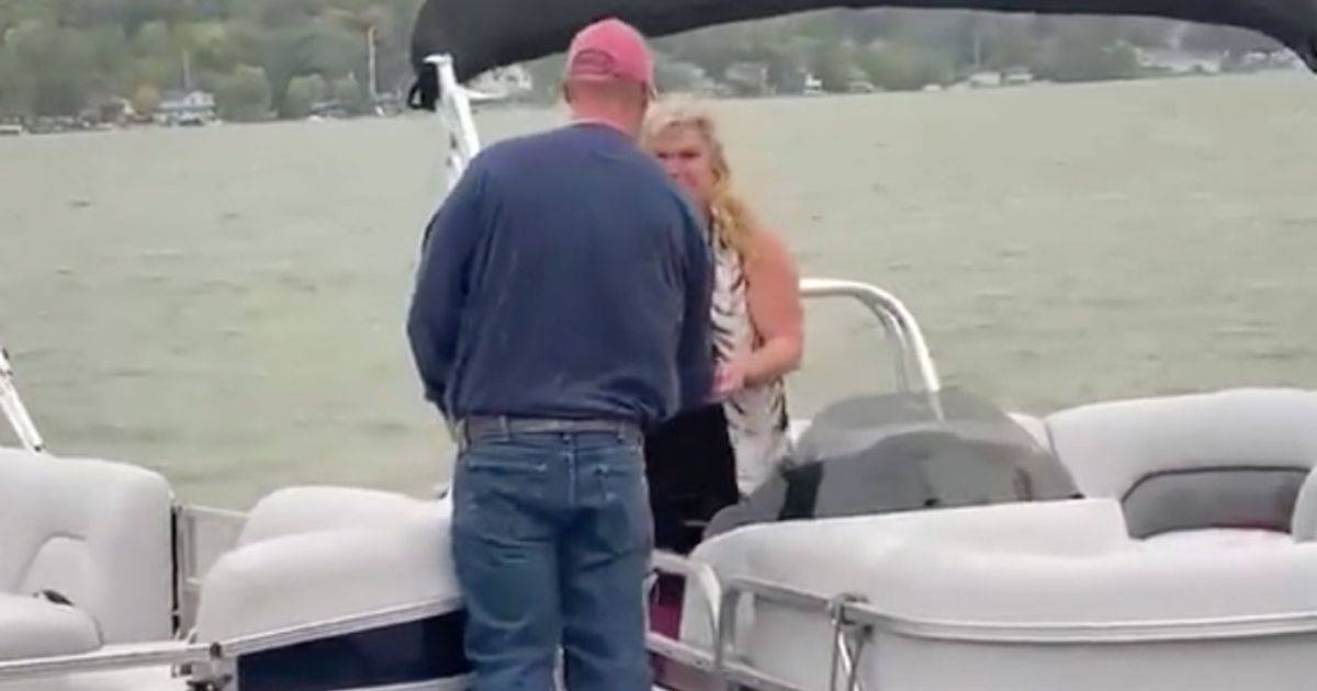 La proposta di matrimonio in barca  un disastro il video