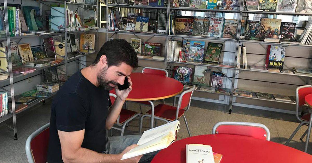 Il bibliotecario di Madrid che legge le storie al telefono agli anziani per alleviare la solitudine