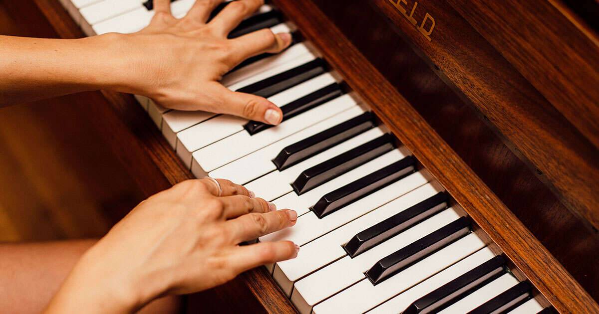La pianista suona un brano a otto mani da sola il video stupisce il web