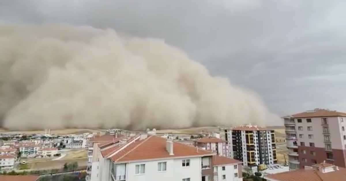 Una gigantesca tempesta di sabbia colpisce Ankara il video