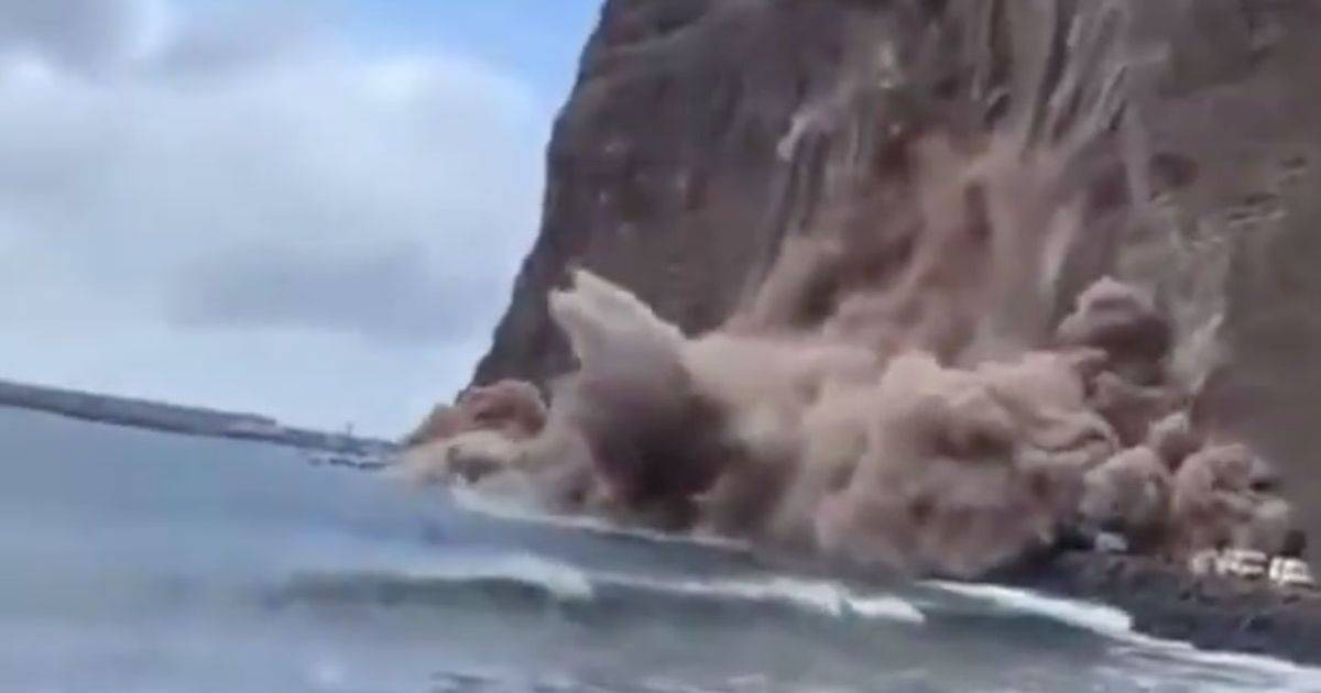 Canarie una parte della scogliera crolla in mare il video
