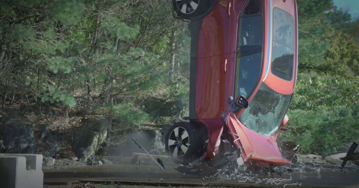 I crash test di Volvo le auto cadono da unaltezza di 30 metri