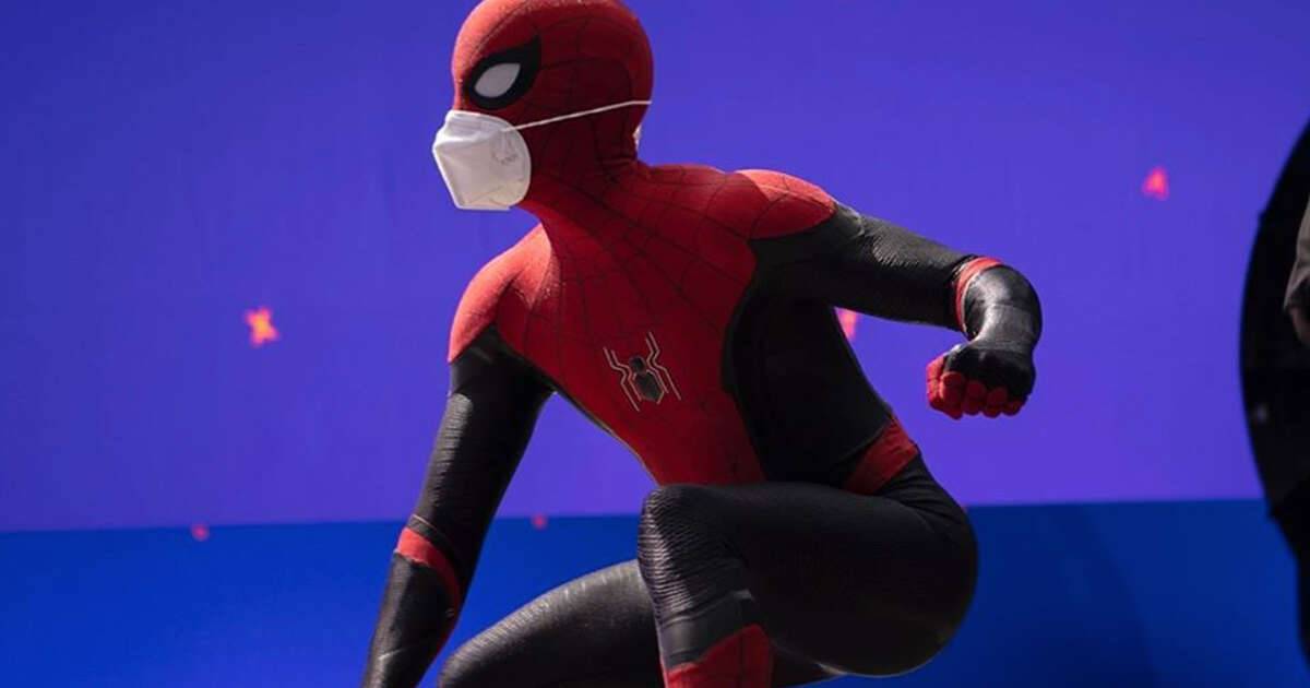 SpiderMan esorta i fan ad indossare la mascherina la foto dal set