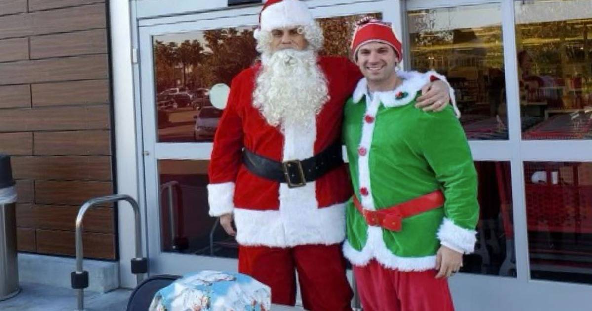 Babbo Natale e un elfo arrestano un ladro di automobili il video