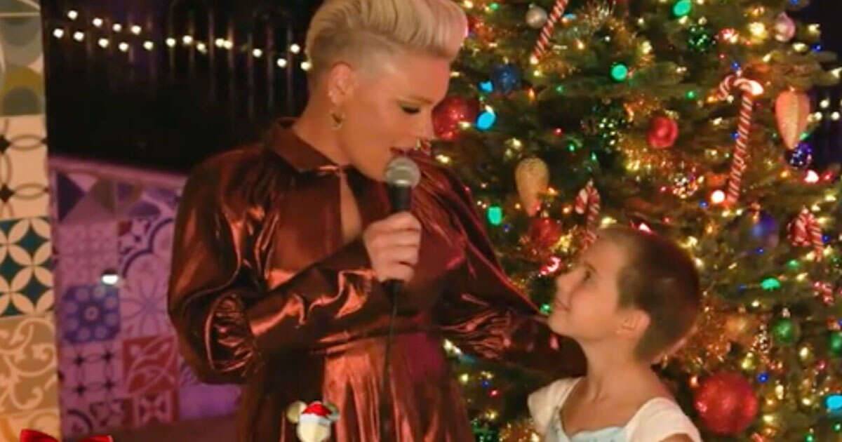 Pink duetta con la figlia Willow la loro canzone di Natale incanta tutti