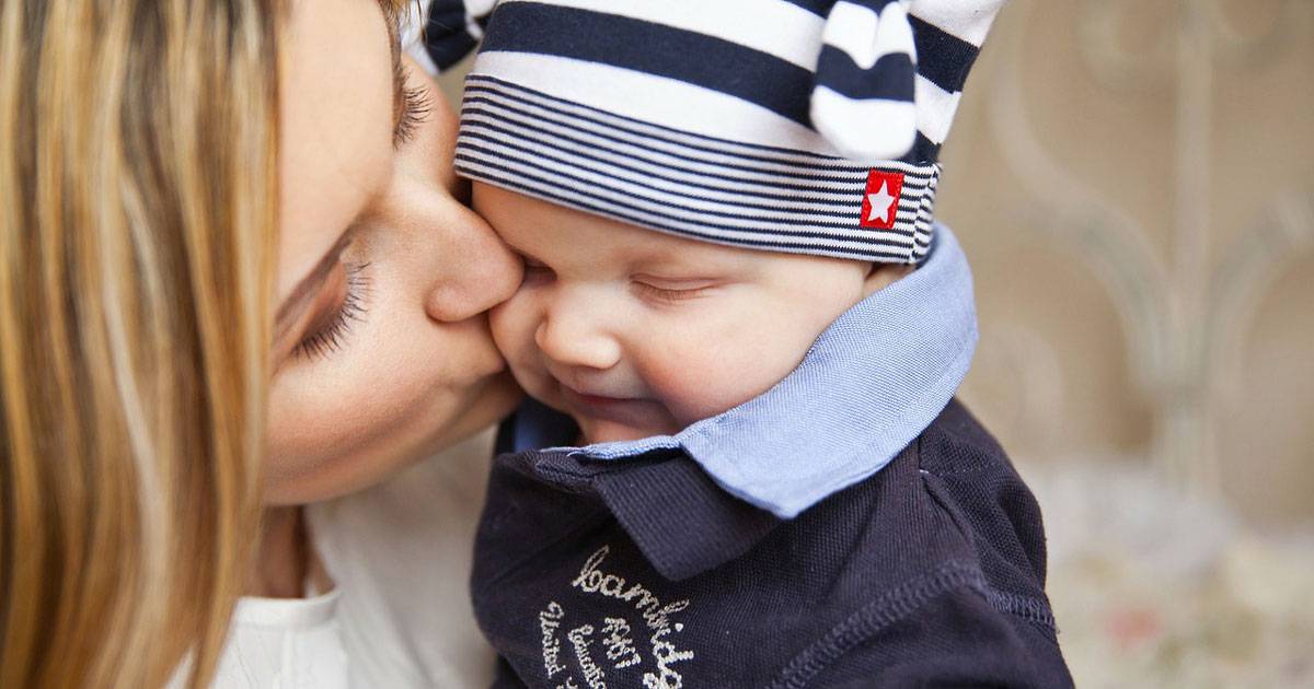 Il bacio della mamma riduce il mal di testa del bambino lo studio