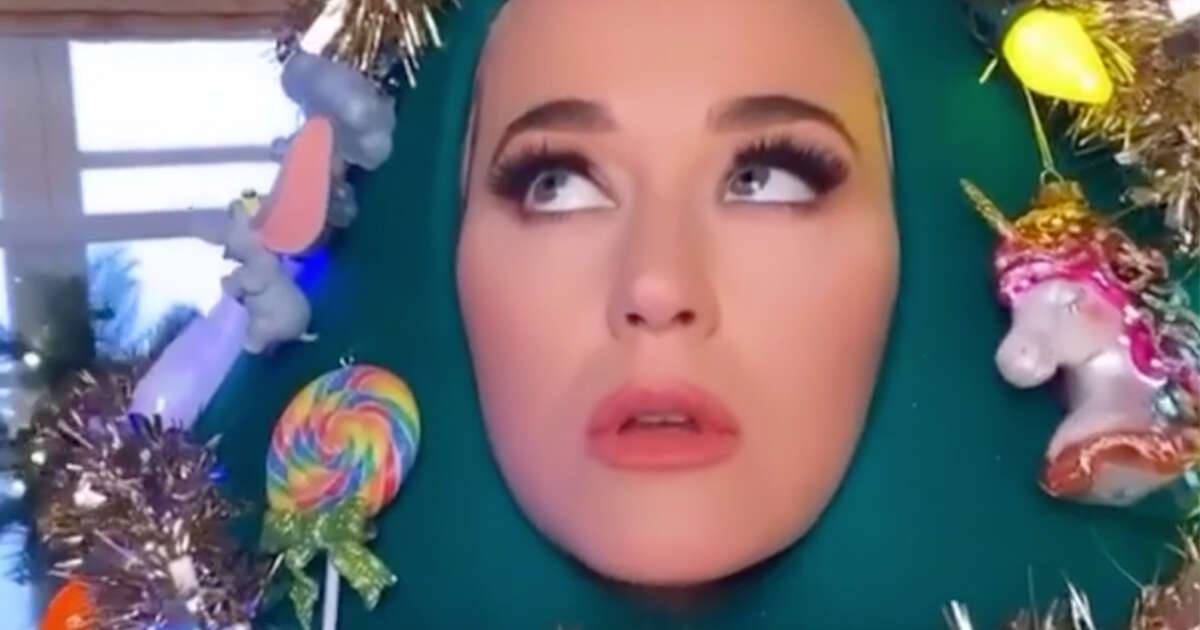 Katy Perry si veste da albero di Natale e lancia un messaggio ai fan