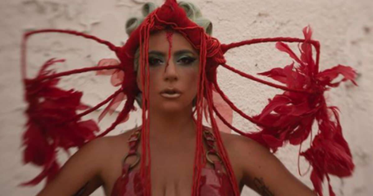 Lady Gaga la foto del nuovo look color lilla conquista tutti