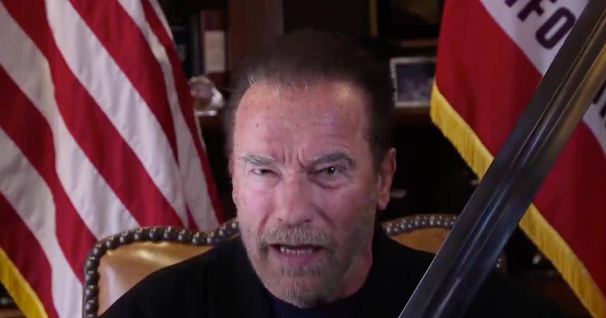 Arnold Schwarzenegger e la spada di Conan il barbaro contro Trump