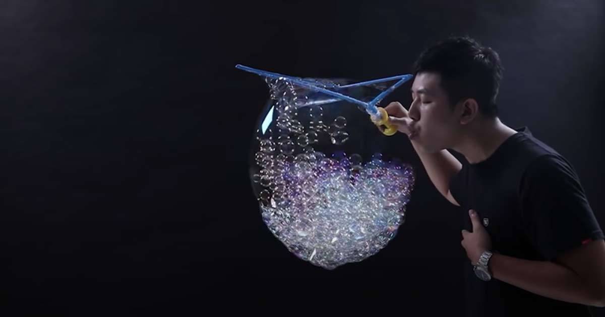 Il video della maxi bolla di sapone con altre bolle allinterno