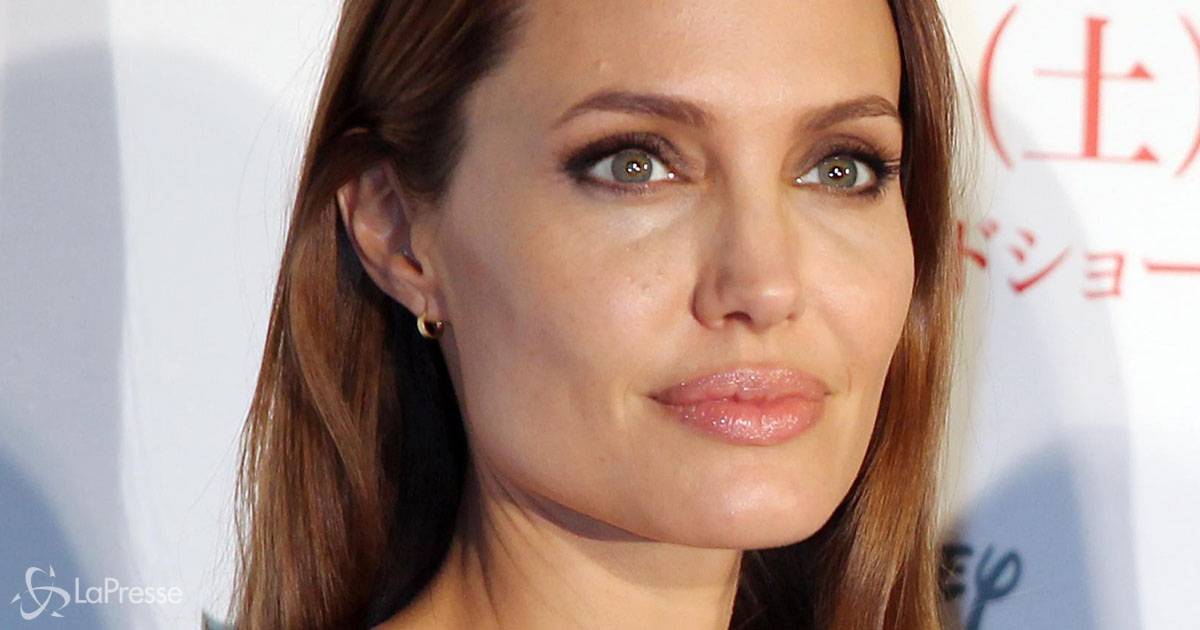 Angelina Jolie incantevole in total black mentre fa la spesa con il figlio