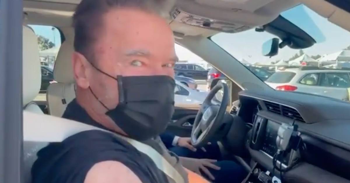 Arnold Schwarzenegger fa il vaccino anti Covid e cita Terminator