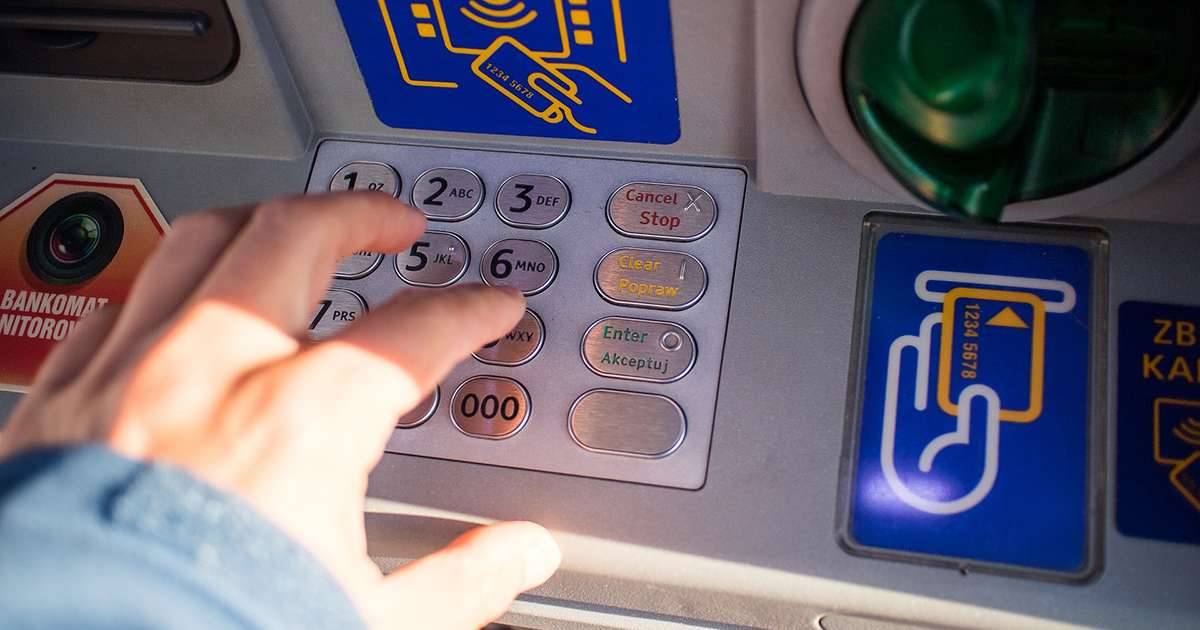 Attacco hacker al bancomat che sputa soldi Il cittadino onesto chiama la polizia