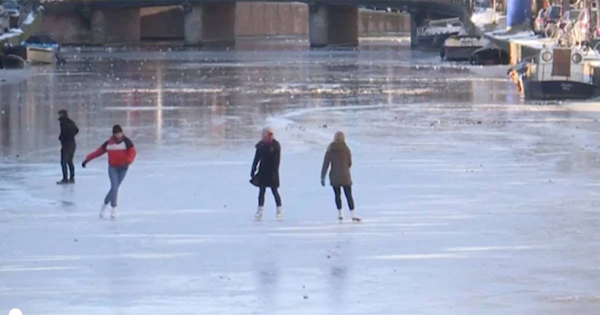 Ad Amsterdam le persone pattinano sui canali ghiacciati