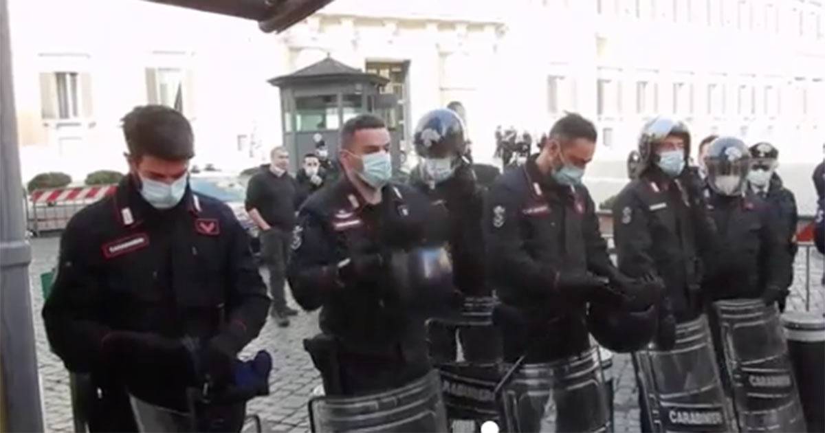 Lapplauso ai carabinieri fatto dai ristoratori in protesta