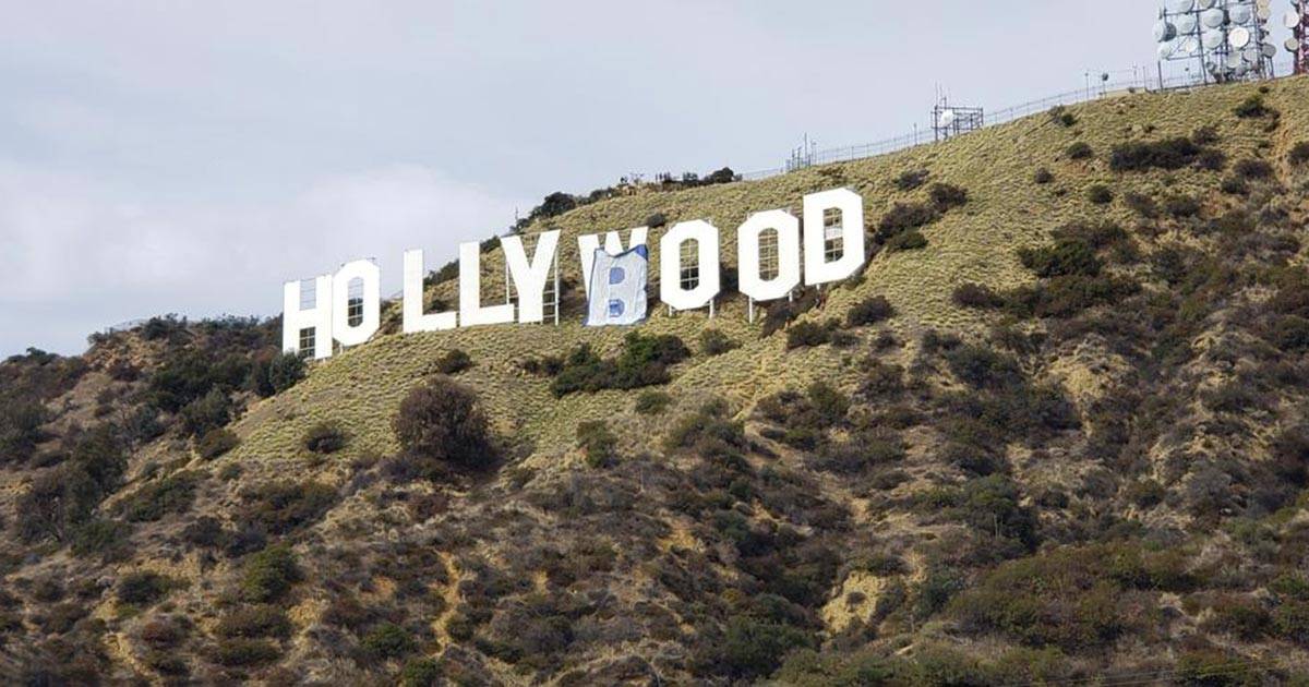 Trasformano la scritta Hollywood in Hollyboob arrestati