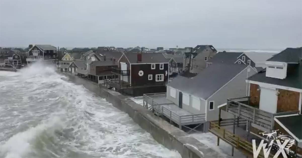 Massachusetts le onde giganti si abbattono sulle case