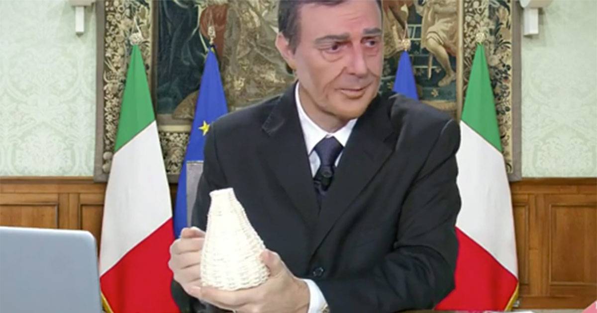 Neri Marcor imita il premier Mario Draghi  da standing ovation
