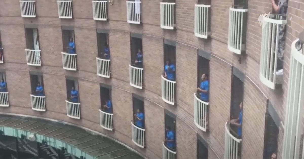 Team di rugby in quarantena canta dai balconi per ringraziare lhotel