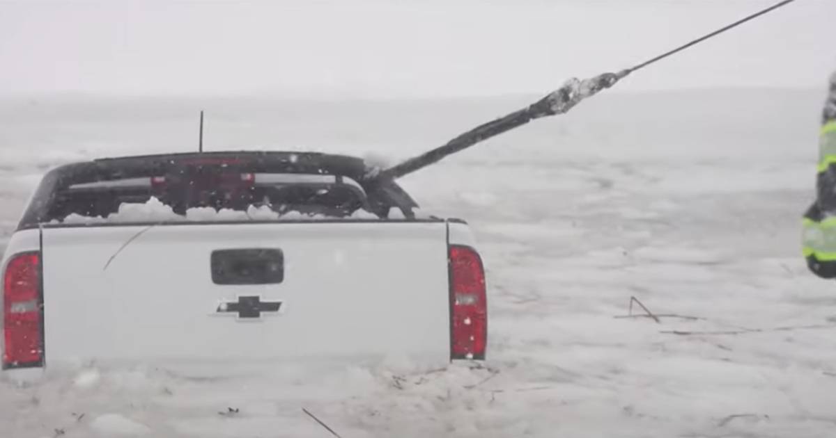 Usa un camioncino finisce nelle acque ghiacciate il coraggioso salvataggio dei vigili del fuoco