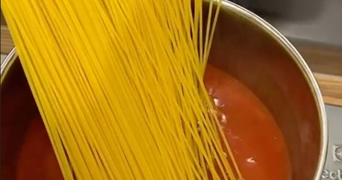 Gli spaghetti (crudi) alla bolognese: la ricetta condivisa su TikTok fa discutere